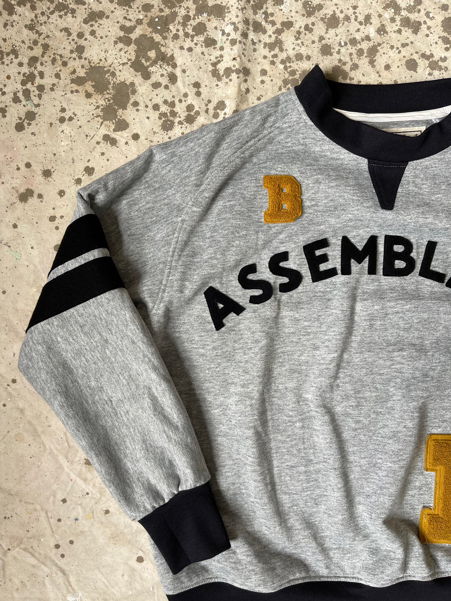 Assemblage Double V Sweatshirt [M/L]