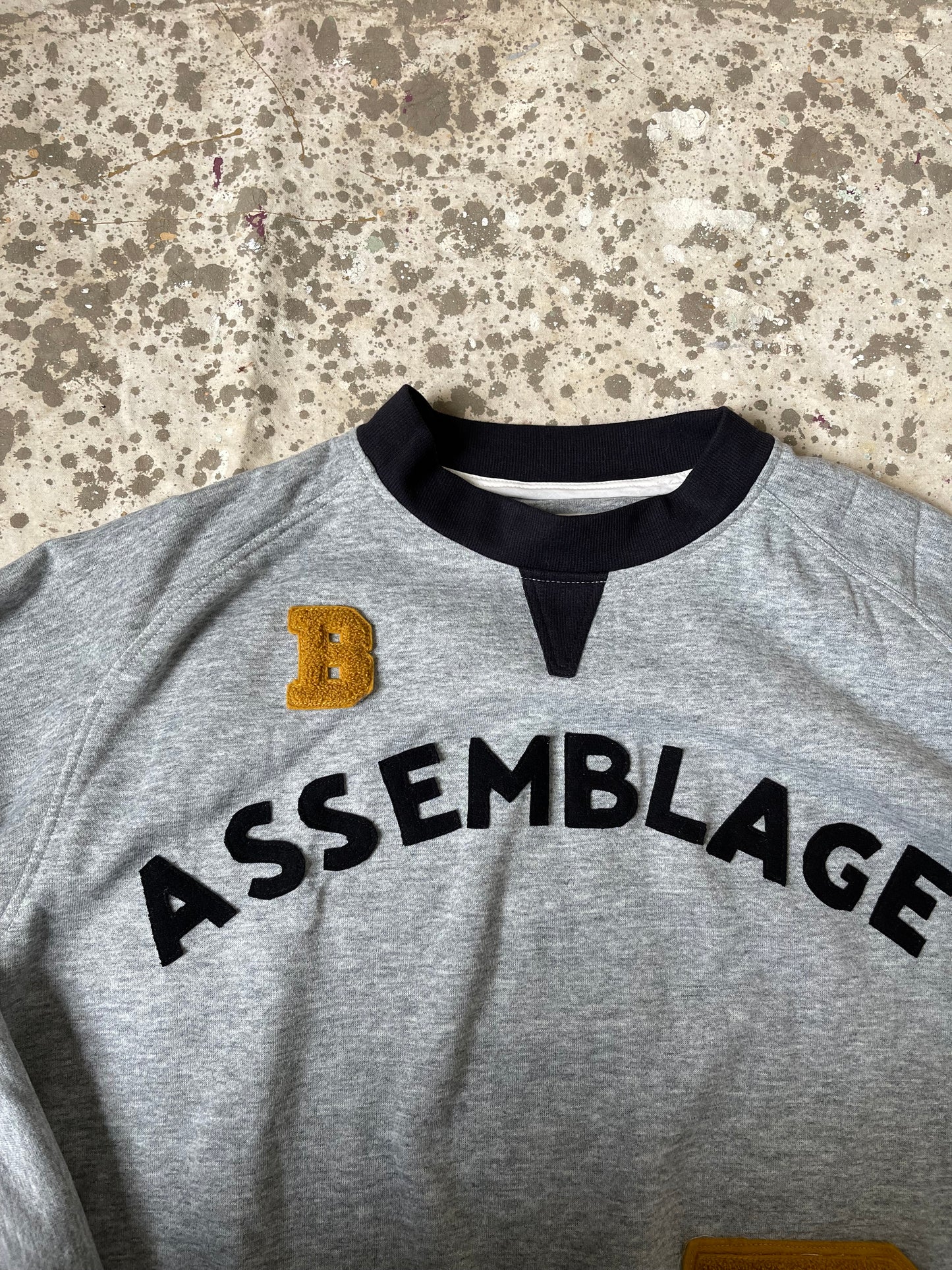 Assemblage Double V Sweatshirt [M/L]