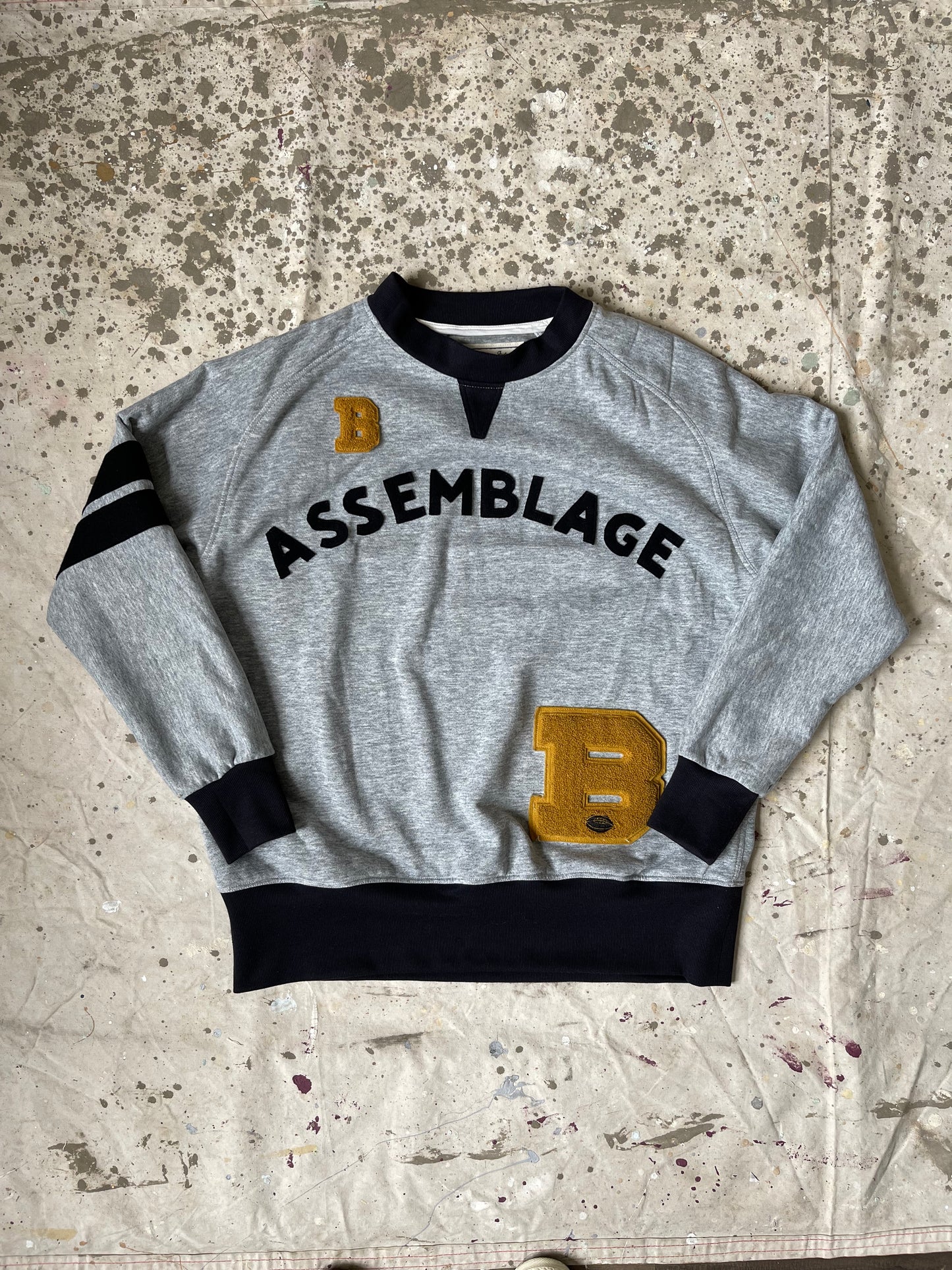 Assemblage Double V Sweatshirt [M/L]