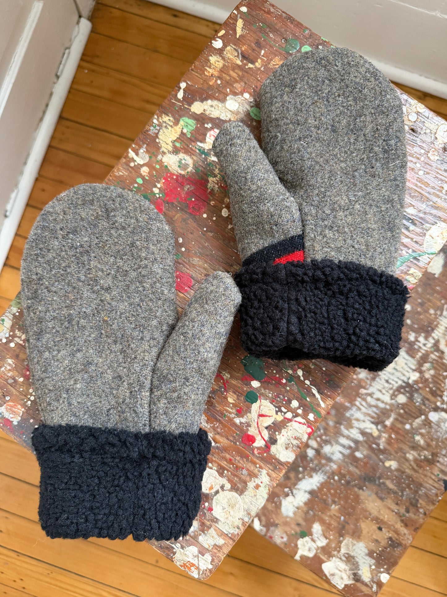 Gray Wool Charm Mittens [S/M]